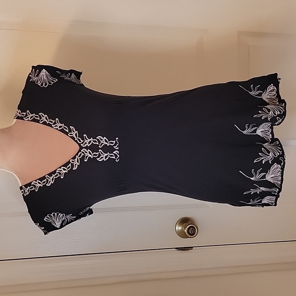 BCBGMaxAzria Embroidered Tunic Size S - Picture 1 of 10